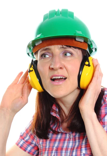 Donna con casco protettivo e cuffie — Foto Stock