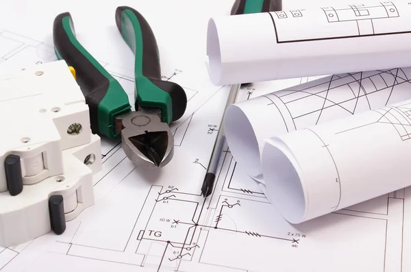 Gereedschap, elektrische fuse en rollen van diagrammen op bouw tekening van huis — Stockfoto