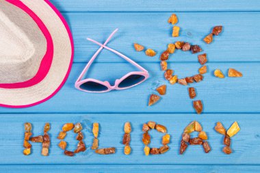 Word tatil ve güneş, güneş gözlüğü ve hasır şapka şeklinde mavi panoları, yaz saati