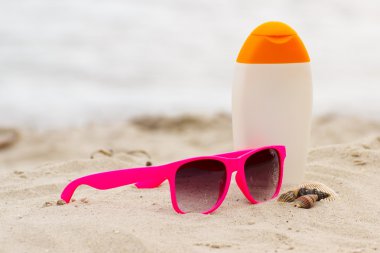 Mevsimlik kavramı, kabukları, pembe güneş gözlüğü ve güneş losyonu