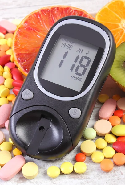 Medidor de glicose com resultado, frutas e pílulas médicas, diabetes, estilo de vida saudável e nutrição — Fotografia de Stock