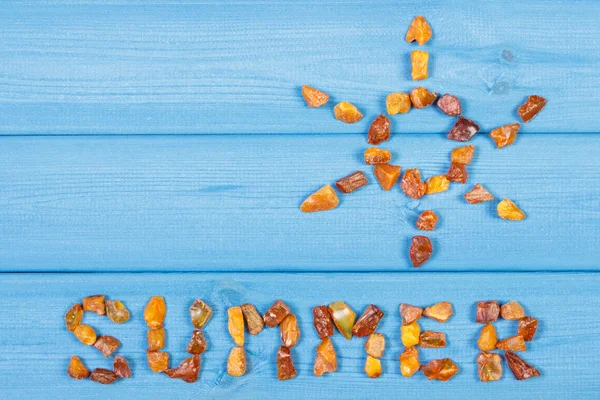 Palabra de verano y la forma del sol en las tablas azules, hora de verano, espacio de copia para el texto —  Fotos de Stock
