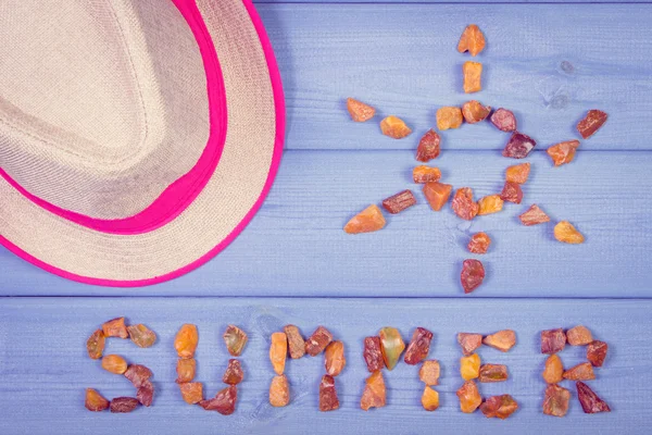 Vintage foto, ordet sommar och formen på solen, halm hat på blå styrelser, sommartid — Stockfoto