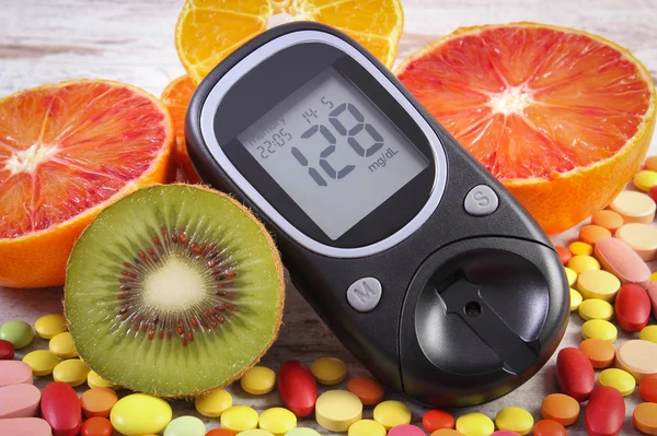 Sonuç, meyve ve renkli tıp hapları, diyabet, sağlıklı yaşam ve beslenme ile şekeri ölçüm cihazı — Stok fotoğraf