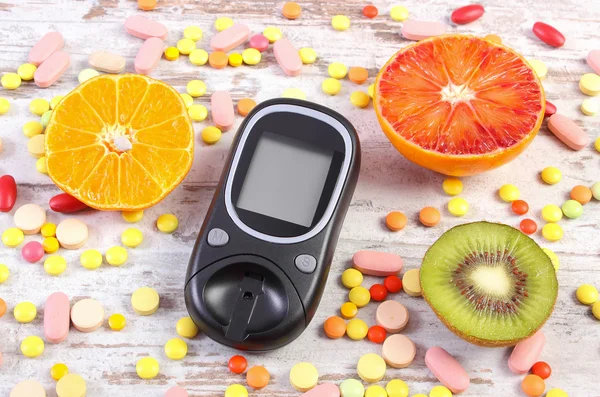 Glucometer, meyve ve renkli tıbbi haplar, diyabet, sağlıklı yaşam tarzı ve beslenme — Stok fotoğraf
