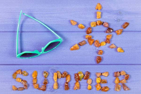 Palabra de verano y forma de sol, gafas de sol en tablas púrpuras, hora de verano —  Fotos de Stock