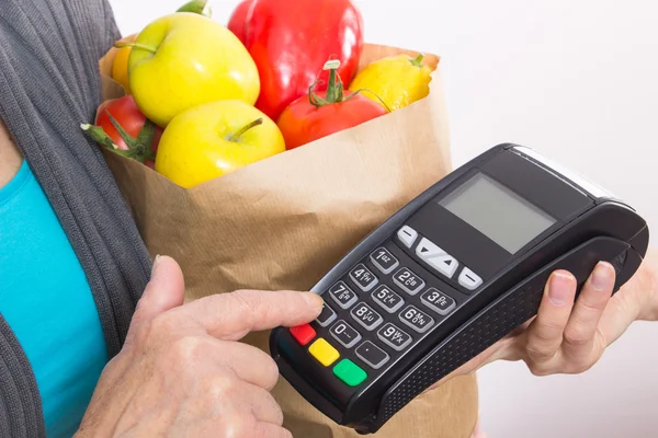 Mano de la mujer mayor usando terminal de pago, ingrese el número de identificación personal — Foto de Stock