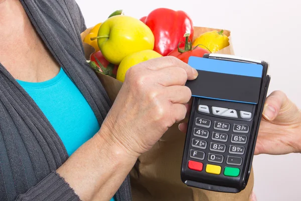 Mano de mujer mayor usando terminal de pago con tarjeta de crédito sin contacto, pagando por compras — Foto de Stock