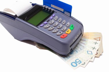Kredi kartıyla ödeme terminali ve beyaz arka planda para