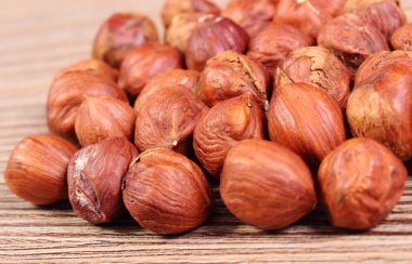 Ahşap masa üzerinde kahverengi fındık yığını