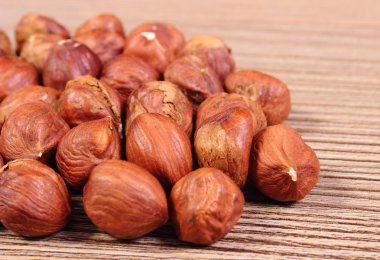 Ahşap masa üzerinde kahverengi fındık yığını