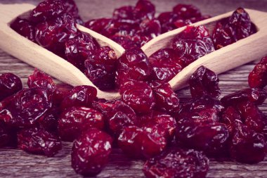 Vintage Fotoğraf, ahşap masa kaşık ile kırmızı kızılcık yığını