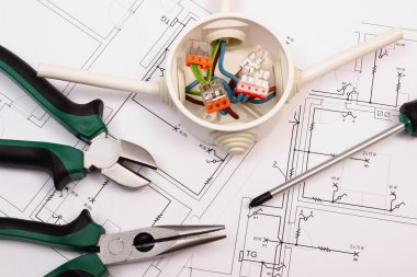 İş araçları ve kablolarla Tarih Hanesi'nin çizim inşaat elektrik kutusu