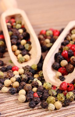 Ahşap zemin üzerine kaşıkla taze renkli biber