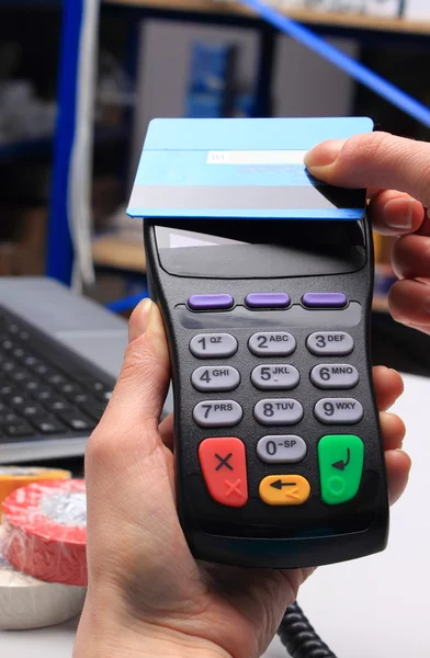 Hand of woman paying with contactless credit card, NFC technology — Stock Photo, Image