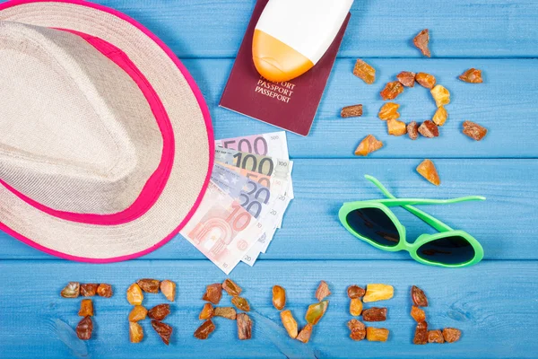 Viaje de palabras con forma de sol, gafas de sol, loción solar, sombrero de paja, pasaporte con monedas euro — Foto de Stock