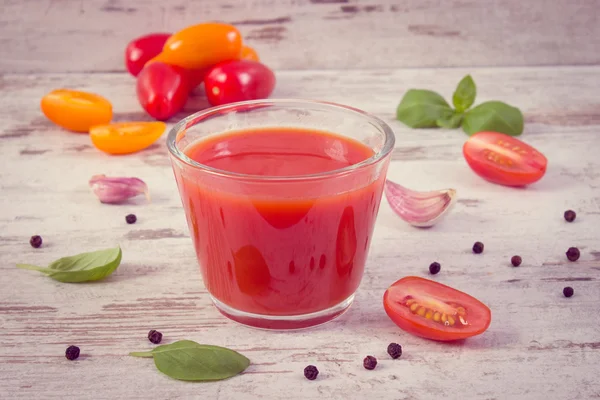 Vintage foto, tomatensap en groenten met kruiden, gezonde voeding — Stockfoto
