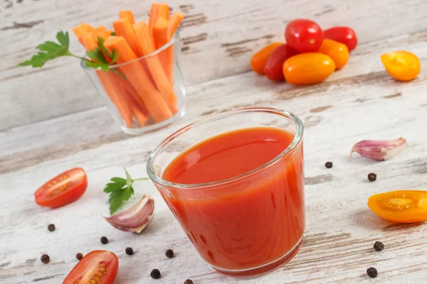 Tomatensap en fruit met specerijen, gezonde voeding — Stockfoto