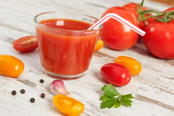 Χυμό ντομάτας και λαχανικά με μπαχαρικά, υγιεινή διατροφή — Φωτογραφία Αρχείου