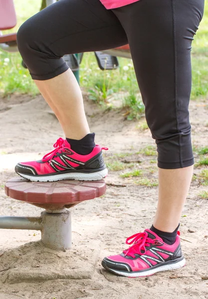 Benen van oudere senior vrouw op outdoor sportschool, gezonde levensstijl — Stockfoto