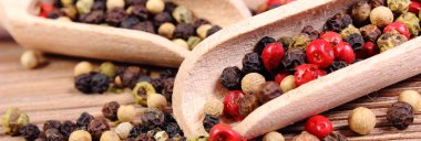 Ahşap zemin üzerine kaşıkla taze renkli biber