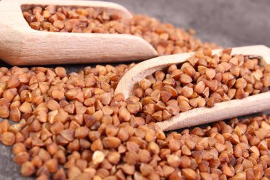 Karabuğday kabuğu çıkarılmış tane kaşık çimento yapısı ile