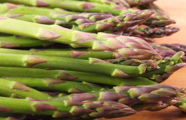 Ahşap yüzey, sağlıklı yeme üzerine yeşil kuşkonmaz