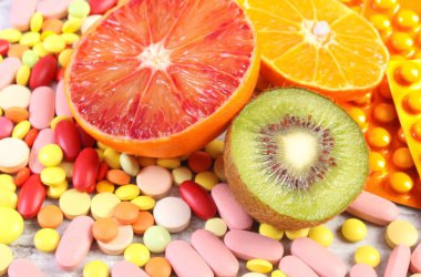 Doğal meyve ve hap, sağlıklı beslenme ve takviyeleri arasında seçim