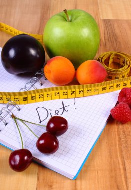 Meyve ve santimetre ile defter, zayıflama ve sağlıklı gıda