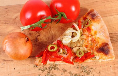 Vejetaryen pizza, domates soğan ve baharat ahşap yüzey üzerinde