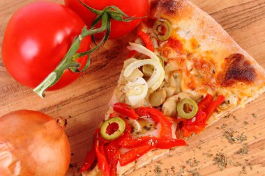 Vejetaryen pizza, domates soğan ve baharat ahşap yüzey üzerinde