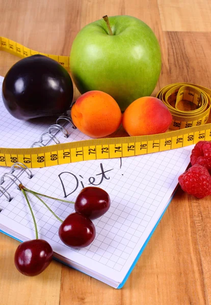 Meyve ve santimetre ile defter, zayıflama ve sağlıklı gıda
