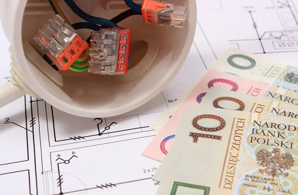 Elektrakast met kabels en geld op tekeningen, energieconcept — Stockfoto