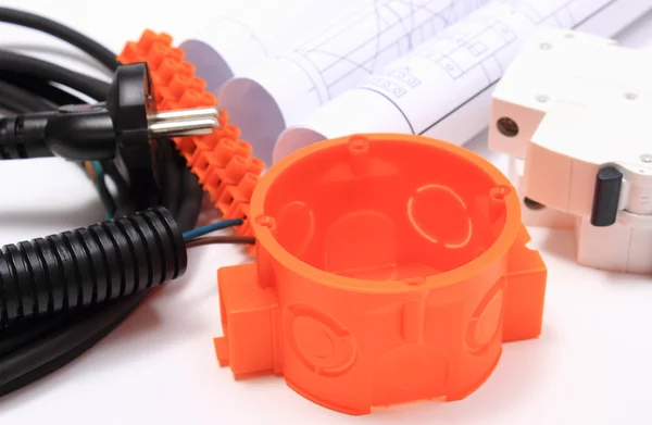 Componentes para instalações eléctricas e rolos de diagramas — Fotografia de Stock