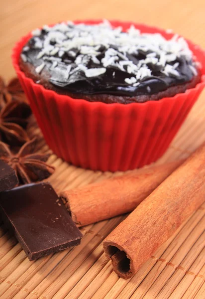 Muffins com coco dessecado, chocolate, anis e canela — Fotografia de Stock