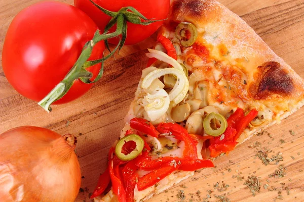 Vegetarische Pizza, Tomaten Zwiebeln und Würze auf hölzerner Oberfläche — Stockfoto