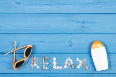 Word relax deniz kabuklarını, güneş gözlüğü ve güneş losyonu mavi kurullarında yapılan yaz saati, kopya alanı metin için