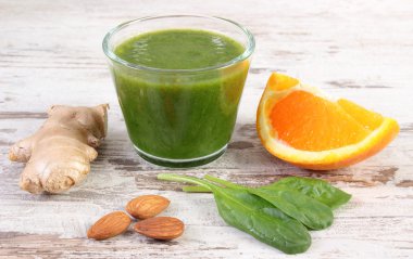 Malzemeler ve ıspanak ahşap zemin, sağlıklı beslenme üzerine gelen taze kokteyl