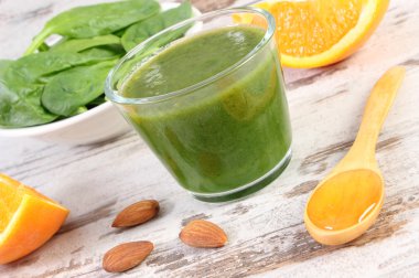 Malzemeler ve ıspanak ahşap zemin, sağlıklı beslenme üzerine gelen taze kokteyl