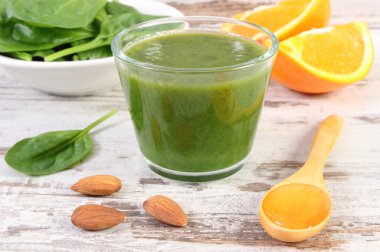 Malzemeler ve ıspanak ahşap zemin, sağlıklı beslenme üzerine gelen taze kokteyl