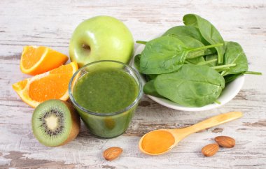 Malzemeler ve ıspanak ahşap zemin, sağlıklı beslenme üzerine gelen taze kokteyl