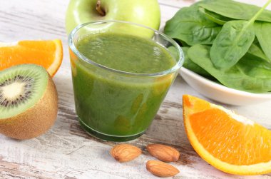 Malzemeler ve ıspanak ahşap zemin, sağlıklı beslenme üzerine gelen taze kokteyl