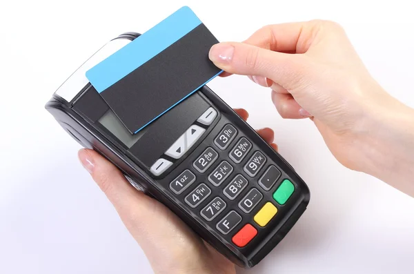 Používat platební terminál s bezkontaktní platební karty, finanční koncept — Stock fotografie