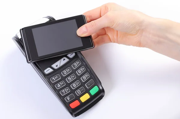 Utilizando terminal de pago con teléfono móvil con tecnología NFC, concepto financiero — Foto de Stock