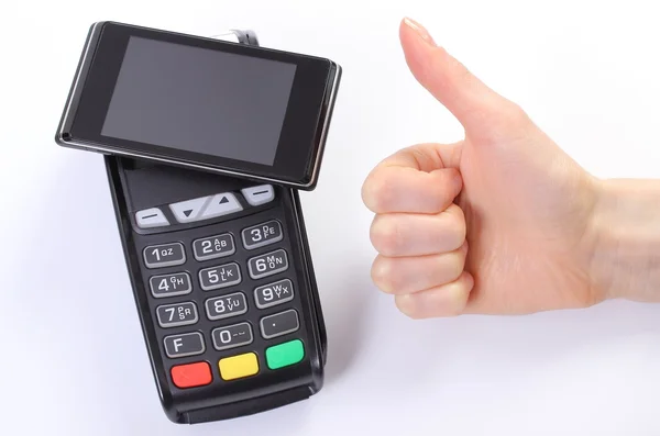 Mão de mulher mostrando polegares para cima e terminal de pagamento com telefone celular com tecnologia NFC — Fotografia de Stock