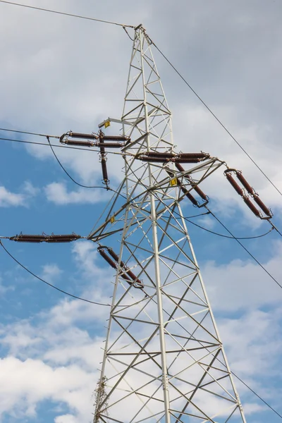 Poteau électrique haute tension avec fils, ligne de transmission d'électricité — Photo