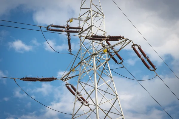 Poteau électrique haute tension avec fils, ligne de transmission d'électricité — Photo