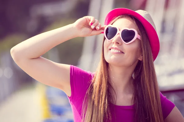 Mujer feliz con sombrero de paja y gafas de sol en el puerto con yate en el fondo, hora de verano — Foto de Stock