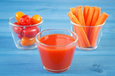 Domates suyu ve mavi masa, sağlıklı beslenme sebze