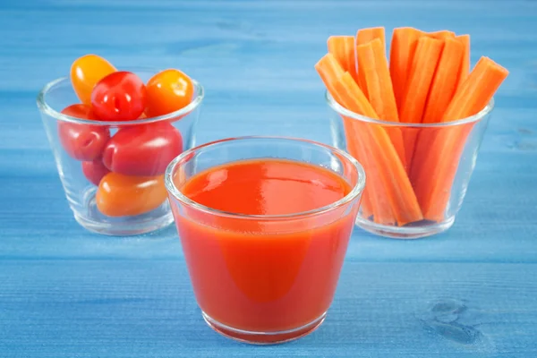 Domates suyu ve mavi masa, sağlıklı beslenme sebze